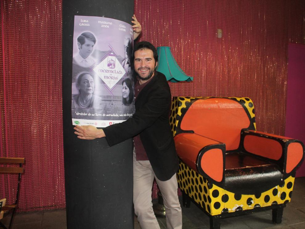 El actor y director zaragozano Jorge Andolz, en el Teatro de las Esquinas de Zaragoza, donde presentó este lunes 'Mermelada de Moras'.