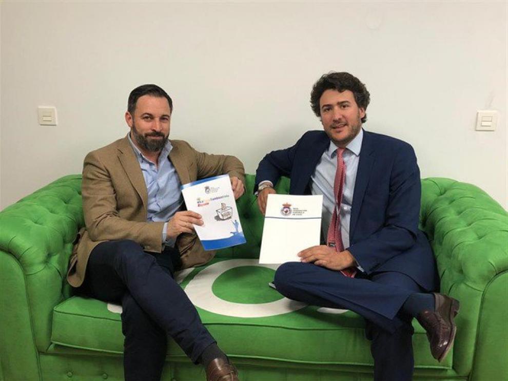 El presidente de la Real Federación Española de Caza (RFEC), Ángel López Maraver, junto al líder de Vox, Santiago Abascal.