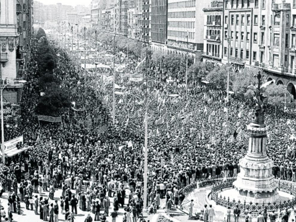Histórica manifestación del 23 de abril de 1978, en la que más de cien mil aragoneses reafirmaron su vocación autonomista. Uno de los momentos más emotivos se vivió cuando se izó la bandera de Aragón junto a la estatua del Justicia.