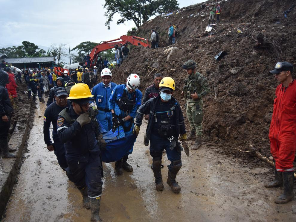 Miembros del equipo de rescate este domingo, tras el deslizamiento de tierra en la vereda de Portachuelo, en el municipio de Rosas, Cauca (Colombia).