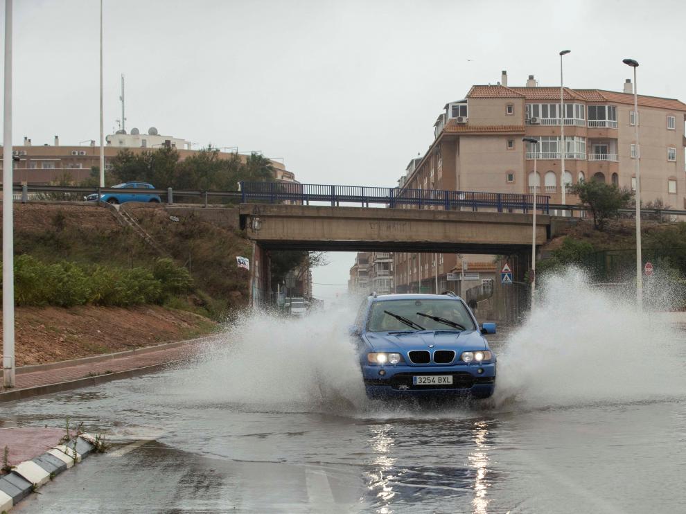 Las fuertes lluvias registradas en las últimas horas en Torrevieja han obligado al Ayuntamiento del municipio alicantino a desalojar diversas zonas y a cortar el tráfico.