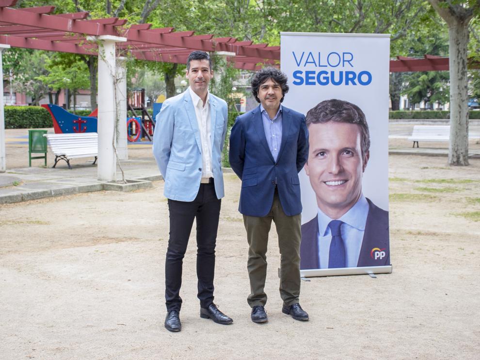 Los candidatos al Congreso Mario Garcés (d) y Julio Riverola en el parque Miguel Servet de Huesca.
