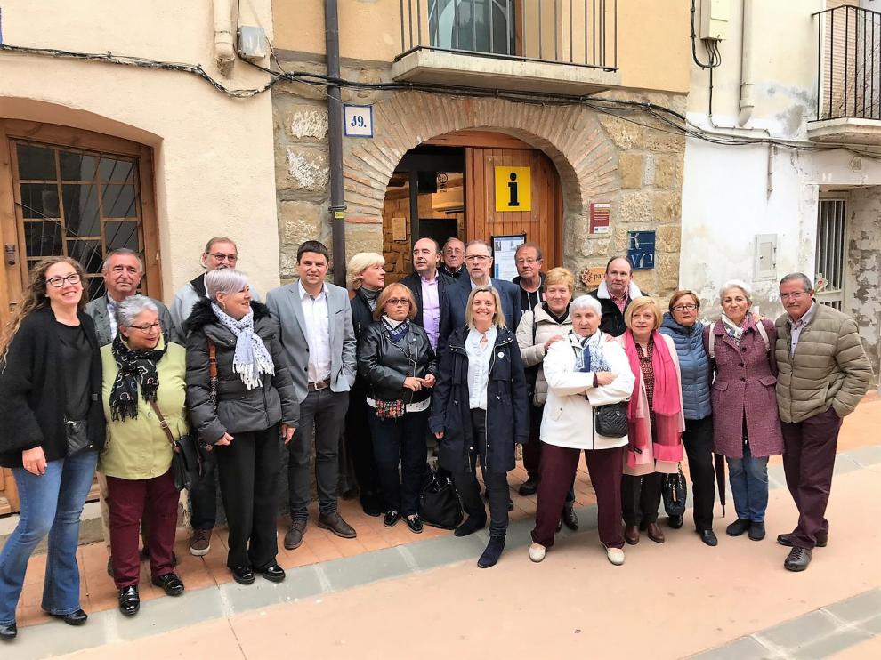 Los candidatos del PSOE con compañeros socialistas en Ayerbe