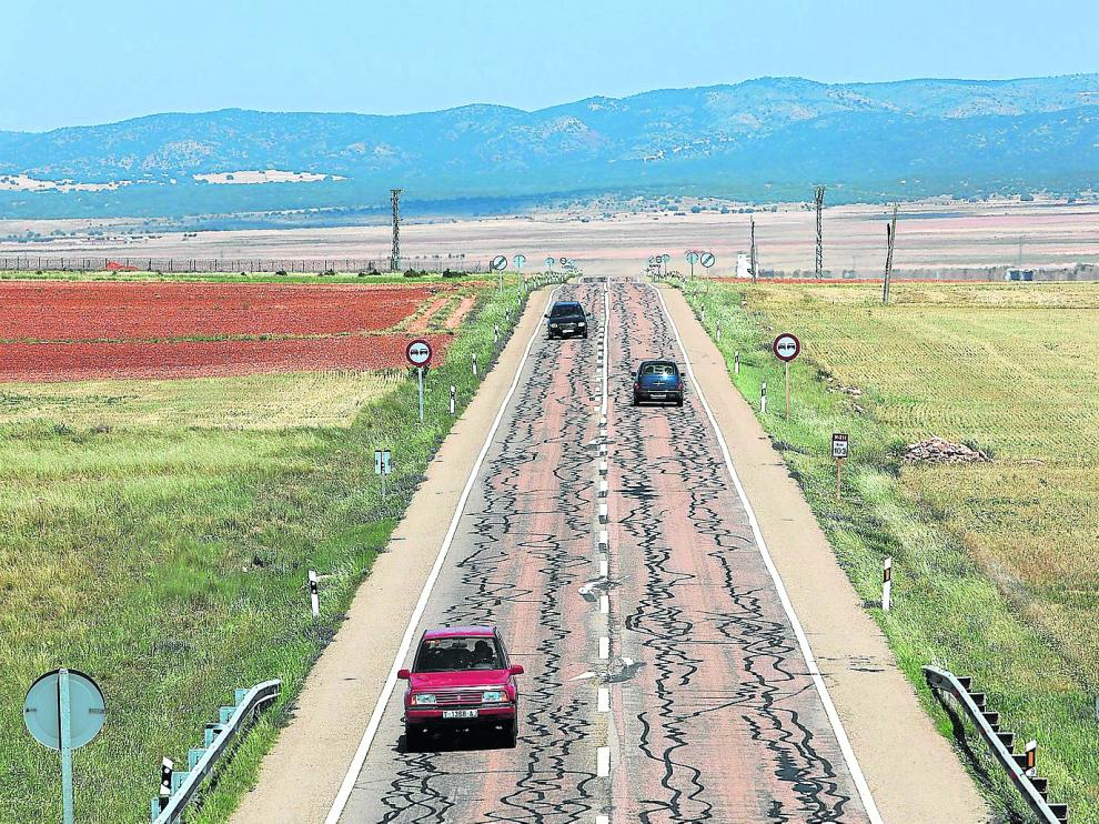 La carretera que une Monreal del Campo y Alcolea del Pinar presenta un deplorable estado de conservación.
