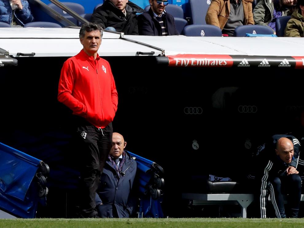 José Luis Mendilibar, entrenador del Eibar, durante un partido en el Bernabéu.