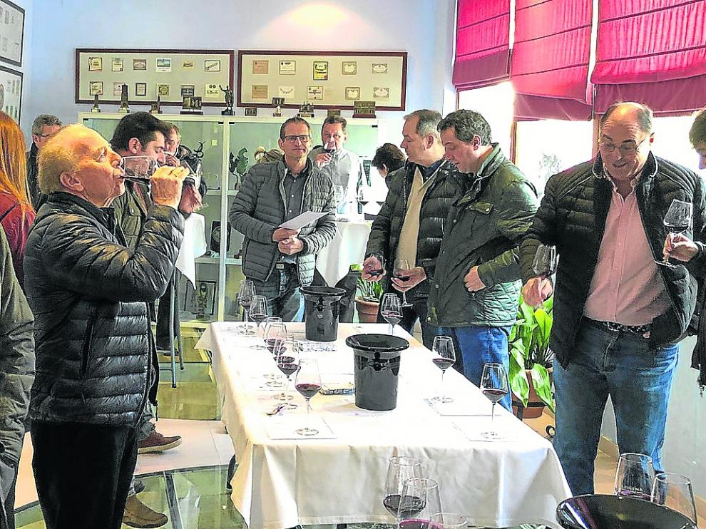 Miembros de la D. O. catan los vinos elaborados en una bodega experimental francesa.