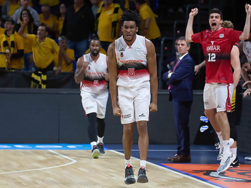 Stan Okoye celebra su triple decisivo en el último segundo en Tenerife.