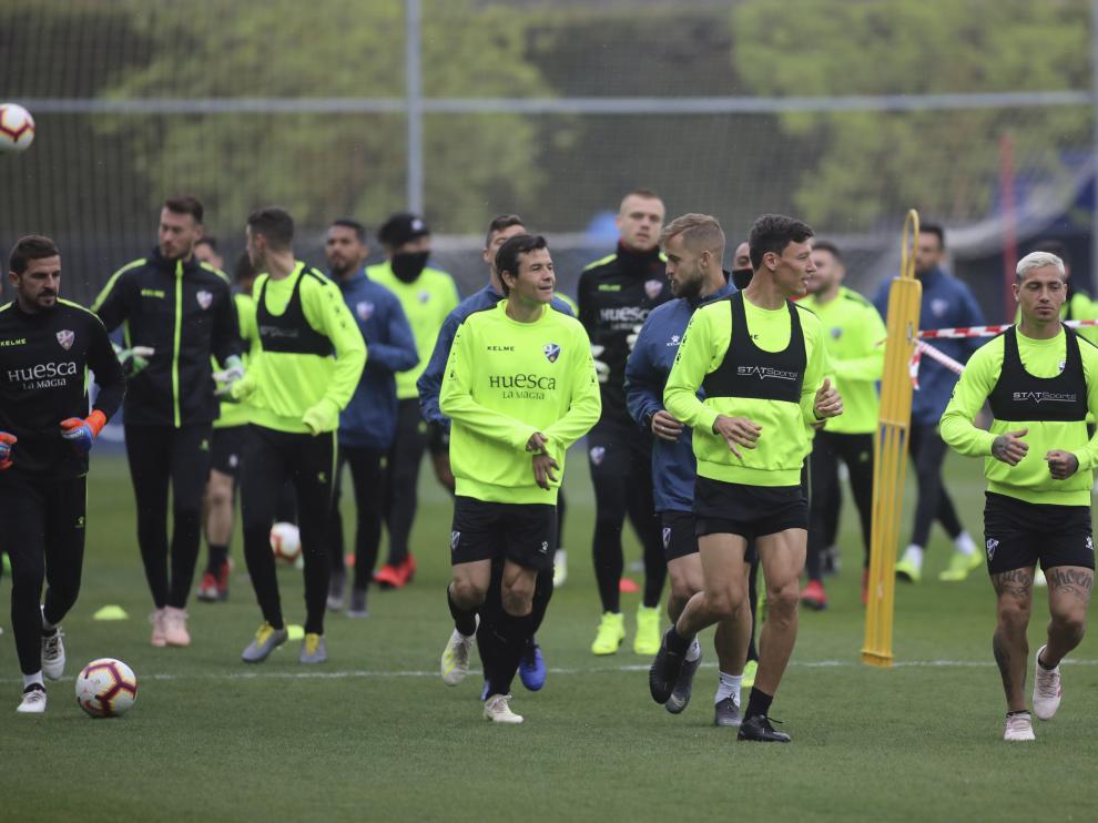 Los jugadores de la SD Huesca, durante un entrenamiento en el IES Pirámide.