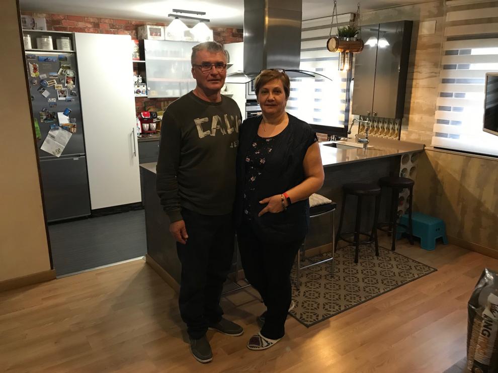 Vasile Precup y su mujer, Susana, en su vivienda del número 20 de la calle de Zacarías Martínez que él mismo reconstruyó con sus propias manos.