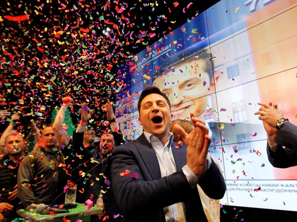 Volodimir Zelenski reacciona en la sede de su partido al resultado de las elecciones generales de Ucrania.