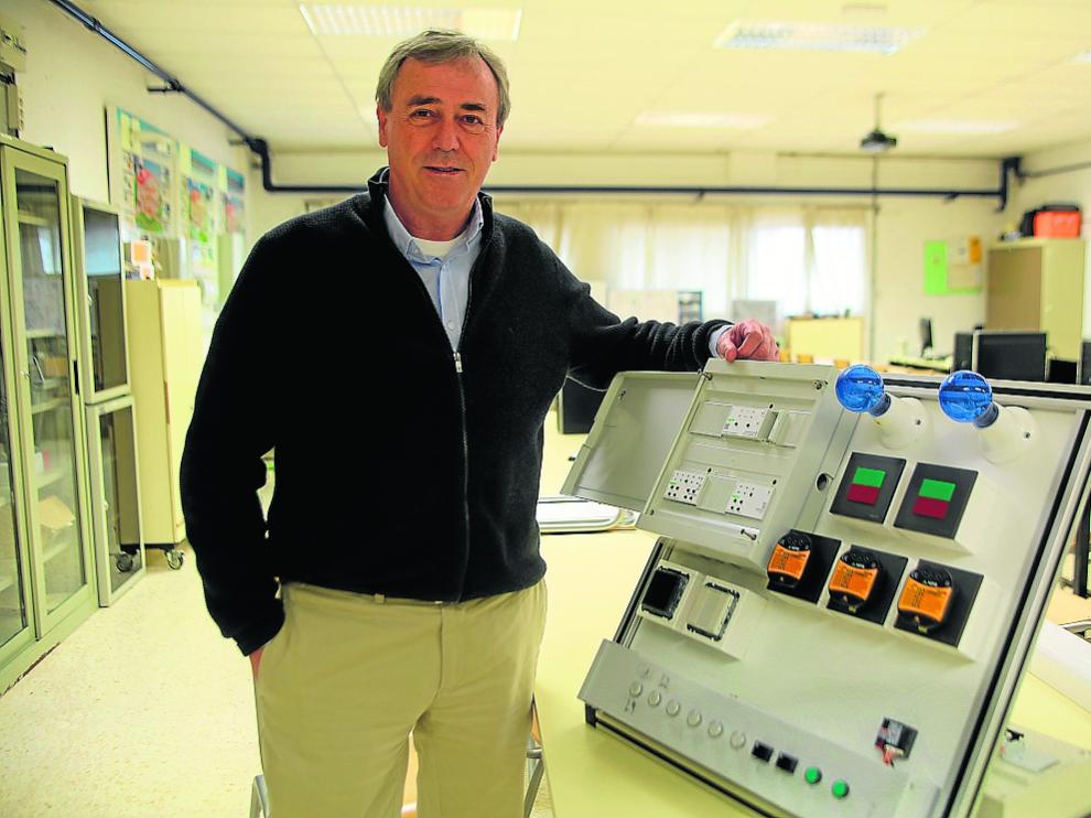 Mariano Camarón, en una de las aulas del CPIFP Pirámide de Huesca, donde imparte clases.