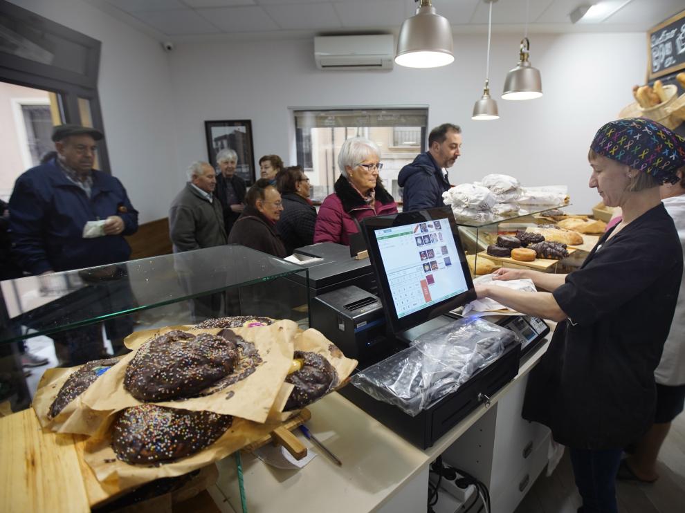 Preparacion en el horno Santa Cristina de Teruel de las tipicas monas o roscas para la fiesta del sermon de las tortillas.