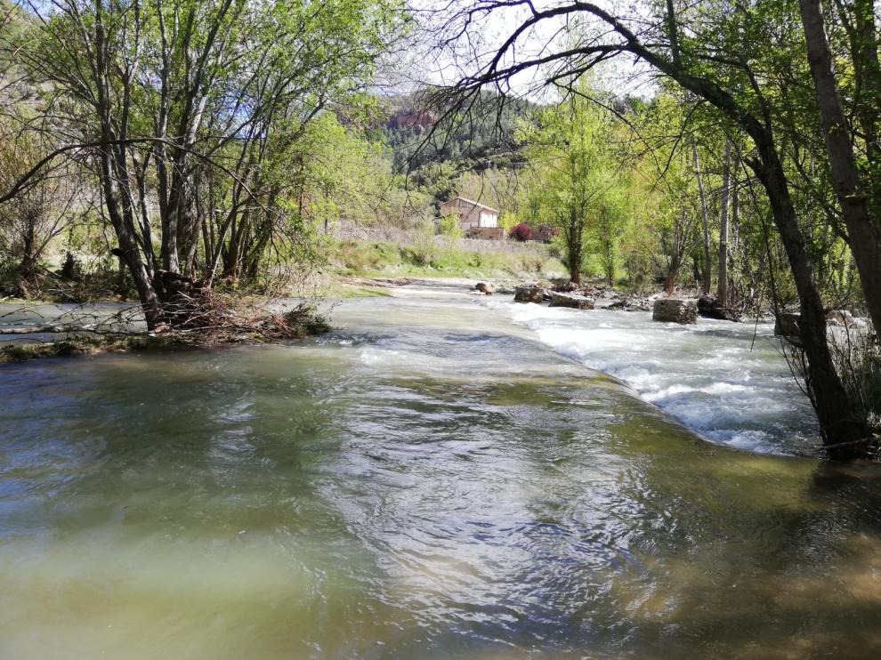 Acceso a los Tarrasones, Olba, inundado por el río Mijares este miércoles.