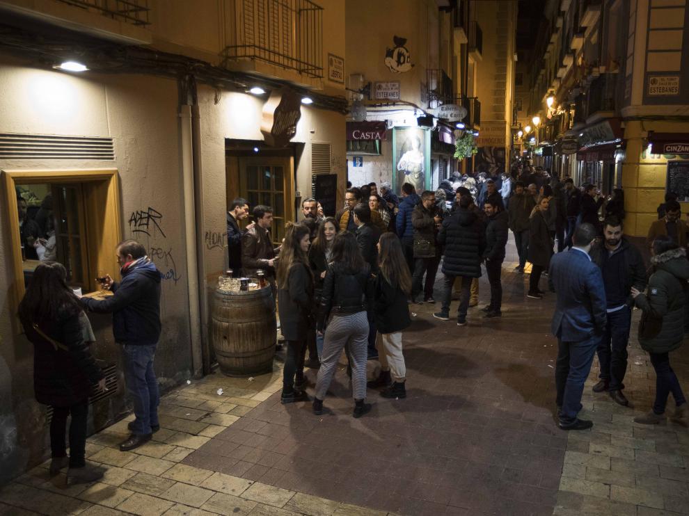 Ambiente nocturno en las calles del Tubo de Zaragoza.