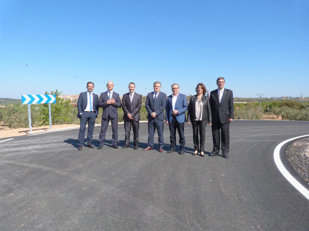 Autoridades provinciales y municipales en la futura carretera de acceso a Cretas.