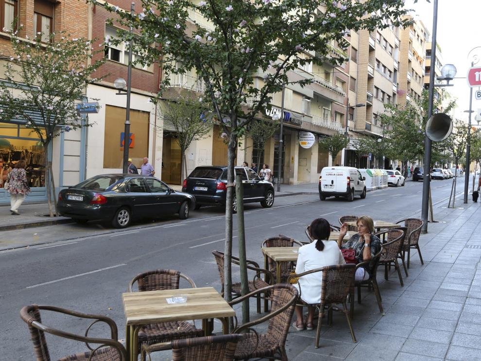 Coches aparcados en la zona peatonal de la calle Zaragoza /Foto Rafael Gobantes / 27-9-16