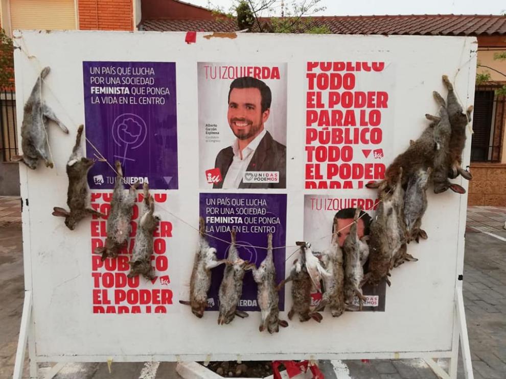 Conejos muertos colgados sobre los carteles de Unidas Podemos en La Puebla de Almoradiel (Toledo).
