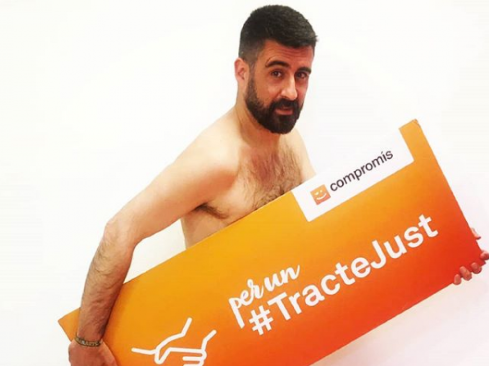 El concejal de Cultura Festiva, Pere Fuset, ha subido a una red social una fotografía con un desnudo parcial tras perder una apuesta.