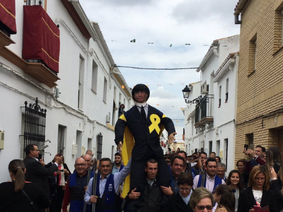 La figura de Puigdemont fue quemada y tiroteada en el marco de la fiesta de la Quema del Judas.
