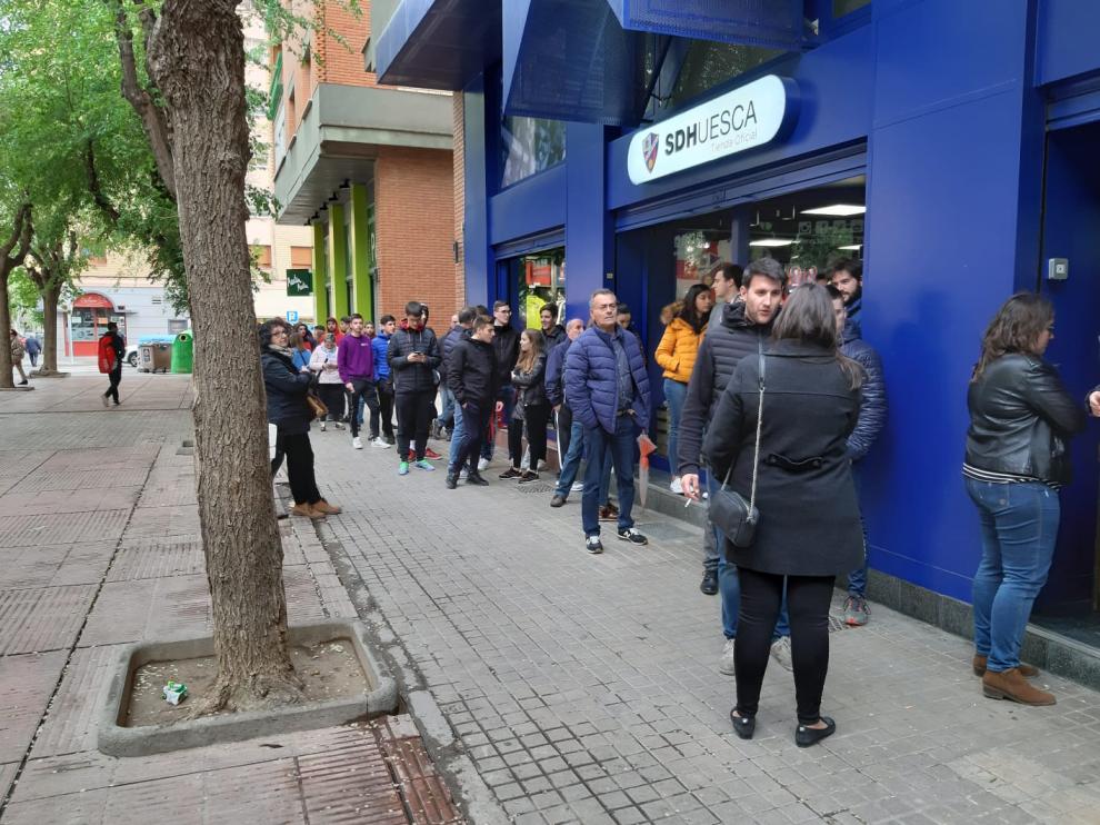 Aficionados de la SD Huesca aguardan su turno para conseguir una entrada.