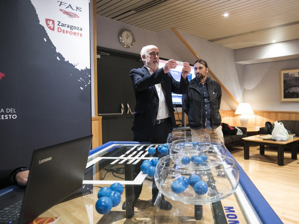 José Miguel Sierra, presidente de la Territorial, junto con el concejal Pablo Híjar, en el sorteo celebrado este miércoles en el pabellón Príncipe Felipe de Zaragoza