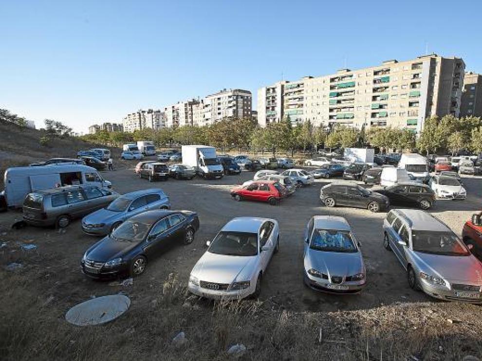Vehículos aparcados en un solar en el zaragozano barrio de La Almozara.