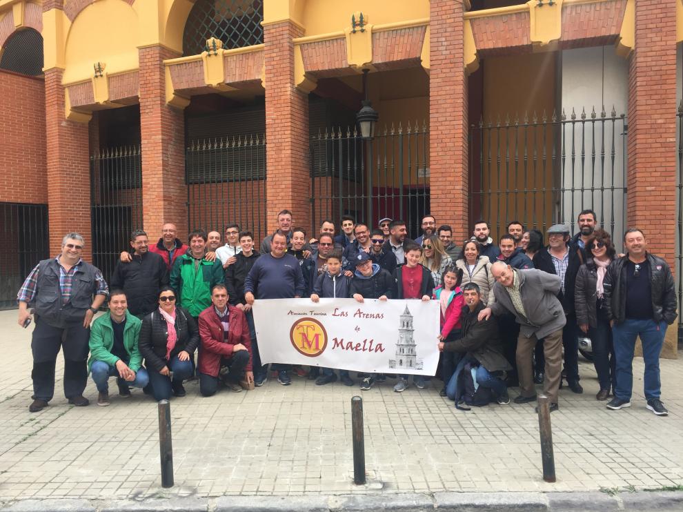 Los aficionados maellanos que se desplazaron a Zaragoza en el Día de Aragón.