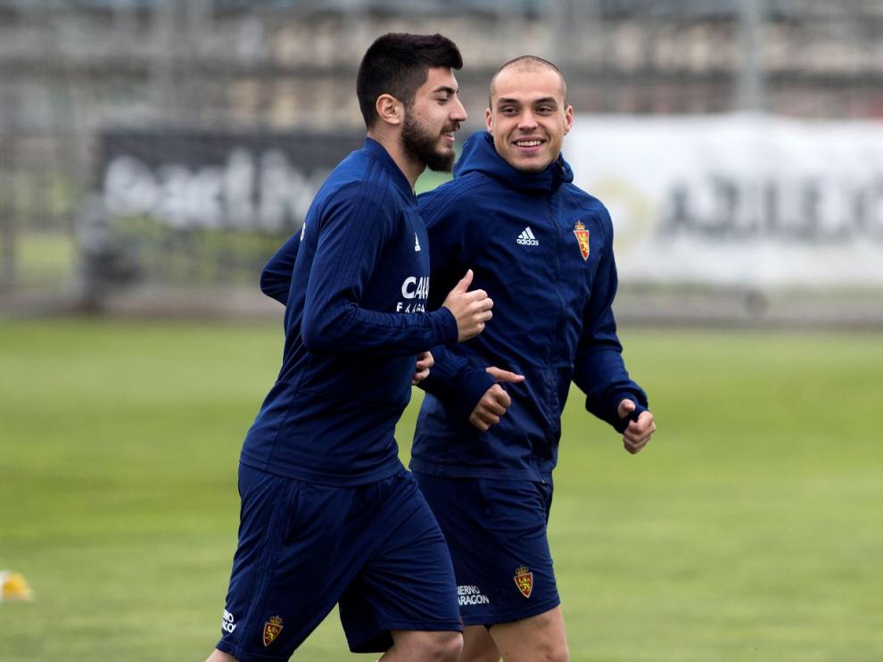 Pombo corre junto a Papunashvili al inicio del entrenamiento del Real Zaragoza este miércoles.