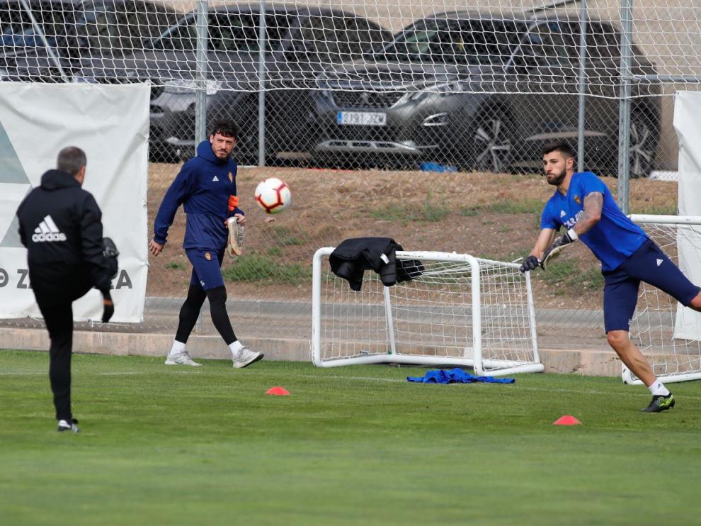 Cristian Alvarez pasa por detrás de Ratón mientras este se entrena este jueves. El portero argentino se marchó al gimnasio a solas.