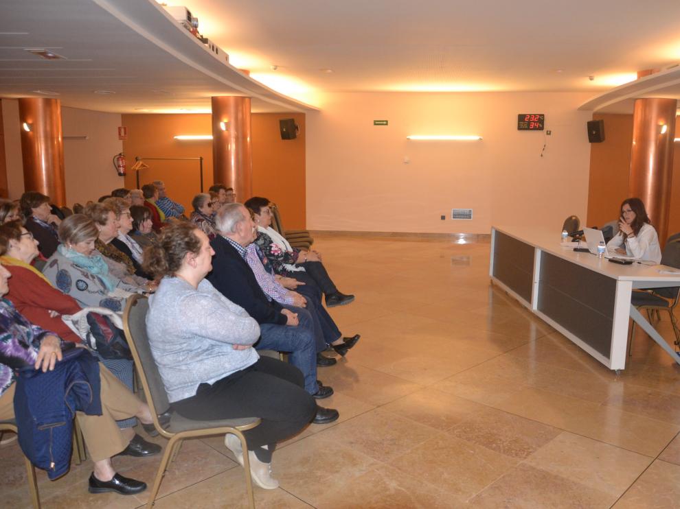 La trabajadora social Sonia Salvador durante su charla.