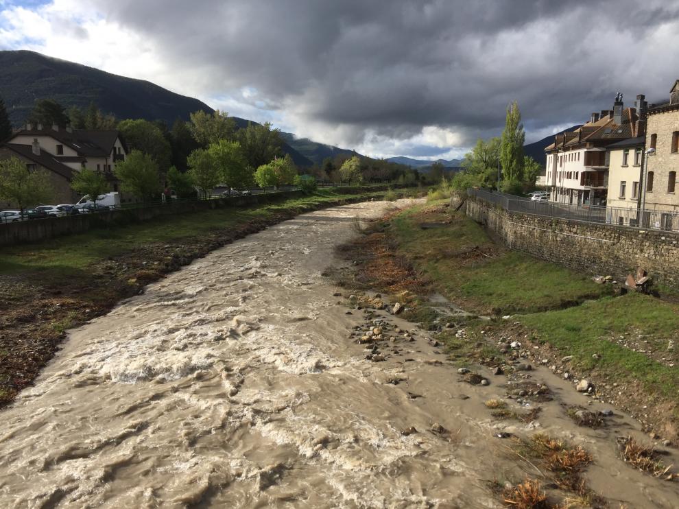 El río Gállego pasaba por Biescas este jueves con un fuerte caudal tras las últimas lluvias.