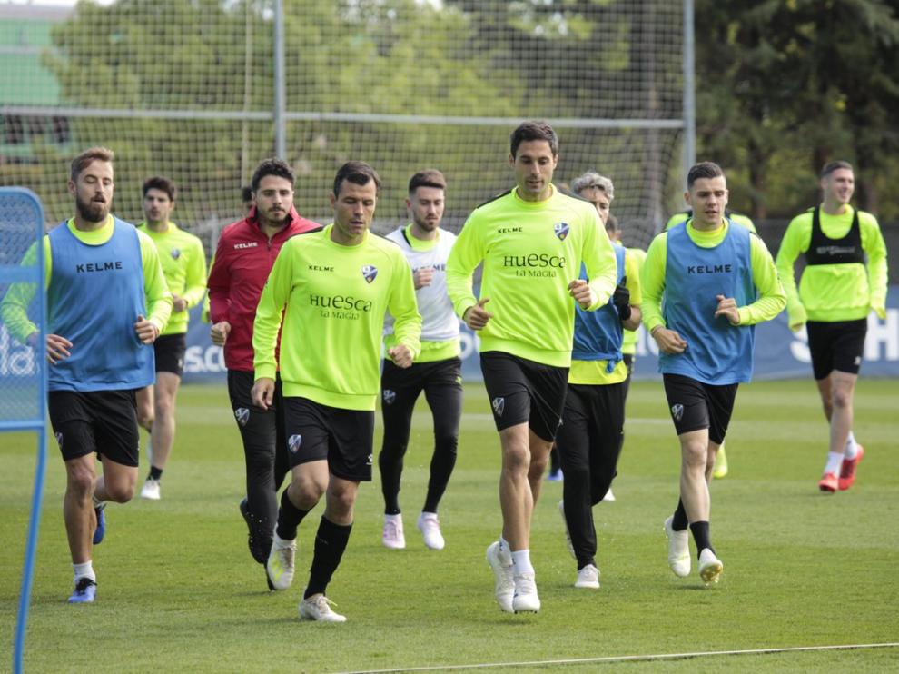 Los jugadores de la SD Huesca, en el entrenamiento llevado a cabo en el IES Pirámide.