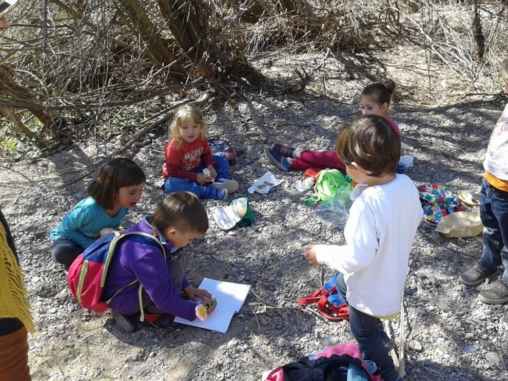 Escolares de Olba en una actividad en el campo.