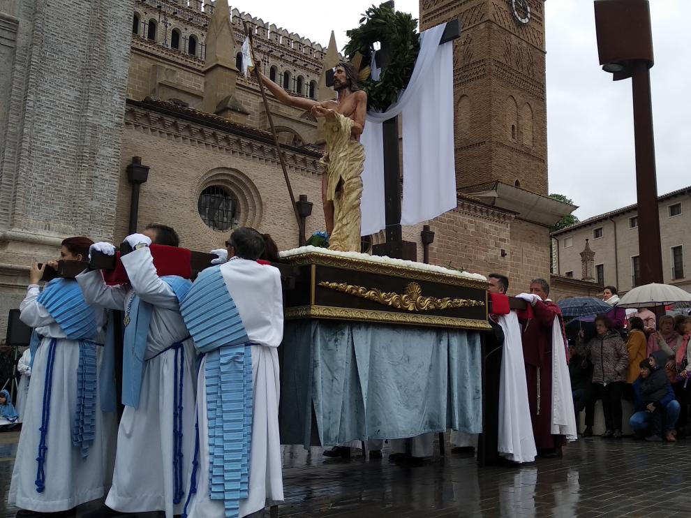 La peana del Cristo Resucitado delante de la catedral de Tarazona tras completar su procesión.