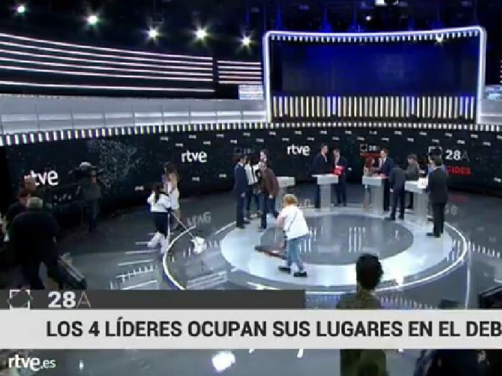 Imagen en la que durante el debate electoral aparecen las dos limpiadoras.