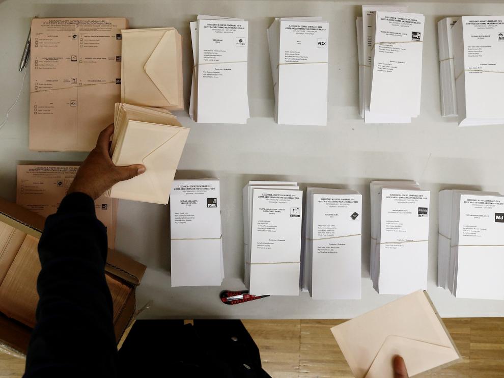 Preparativos del material necesario para la jornada electoral del domingo.