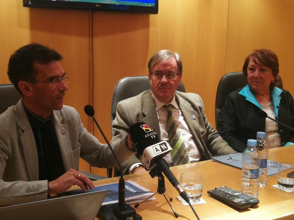Jesús Sánchez, Ángel Dolado y Pilar Aznar, este jueves en la presentación de la memoria del Centro de Solidaridad Zaragoza en la sede del Justicia de Aragón.