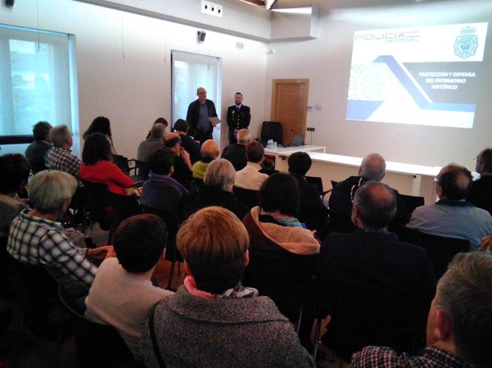 La charla se ha desarrollado en el salón de actos de la Comunidad de Regantes de Tarazona con la asistencia de decenas de personas.