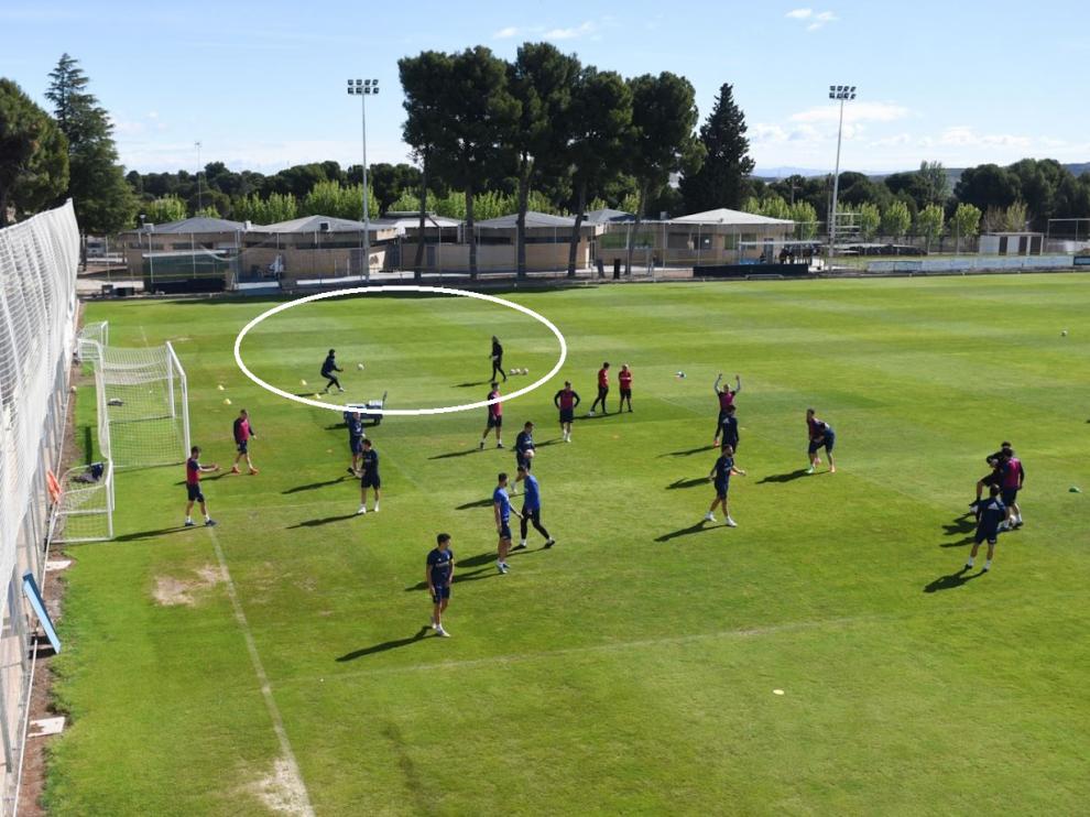Cristian Álvarez, junto con el entrenador de porteros, Mikel Insausti, trabajó específicamente desde el inicio del entrenamiento de este viernes para verificar si está apto para viajar a Córdoba o no.