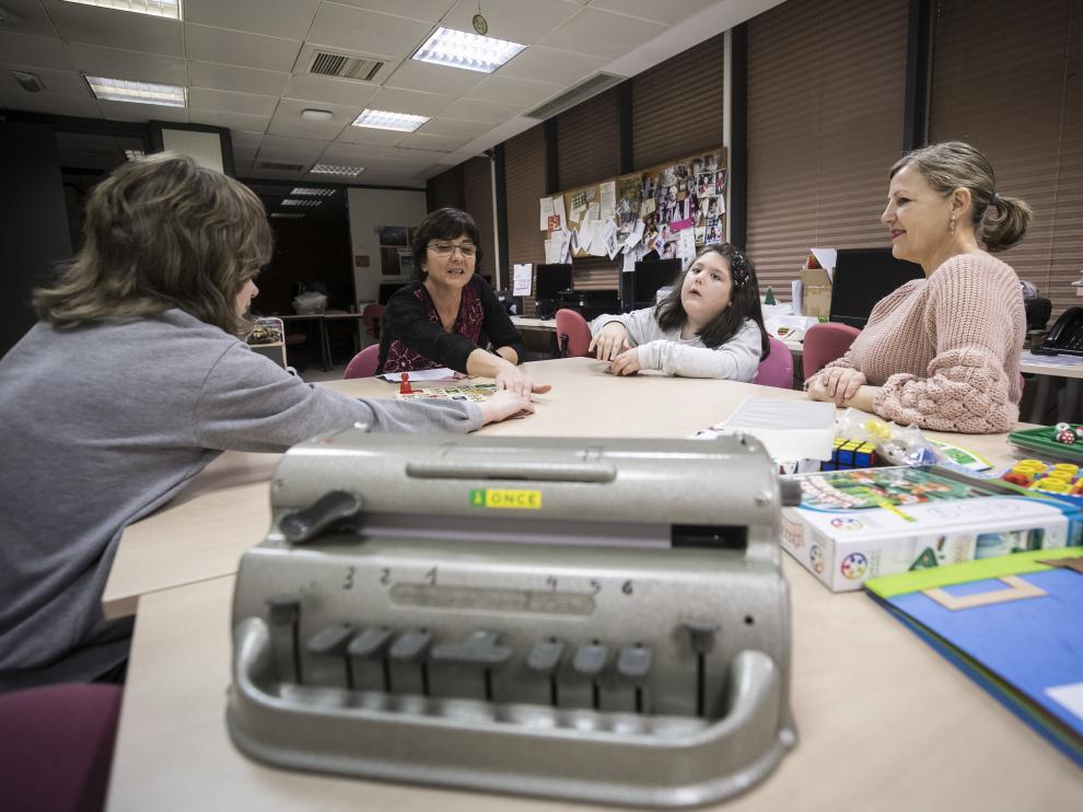 La docente Cristina González Trasobares –al fondo–, trabajando con varios de sus alumnos en la sede de la Delegación Territorial de la ONCE en Zaragoza