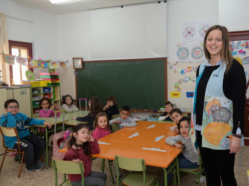 Sara Martí con sus alumnos, en el aula de Valdeltormo (Teruel) del CRA Matarraña