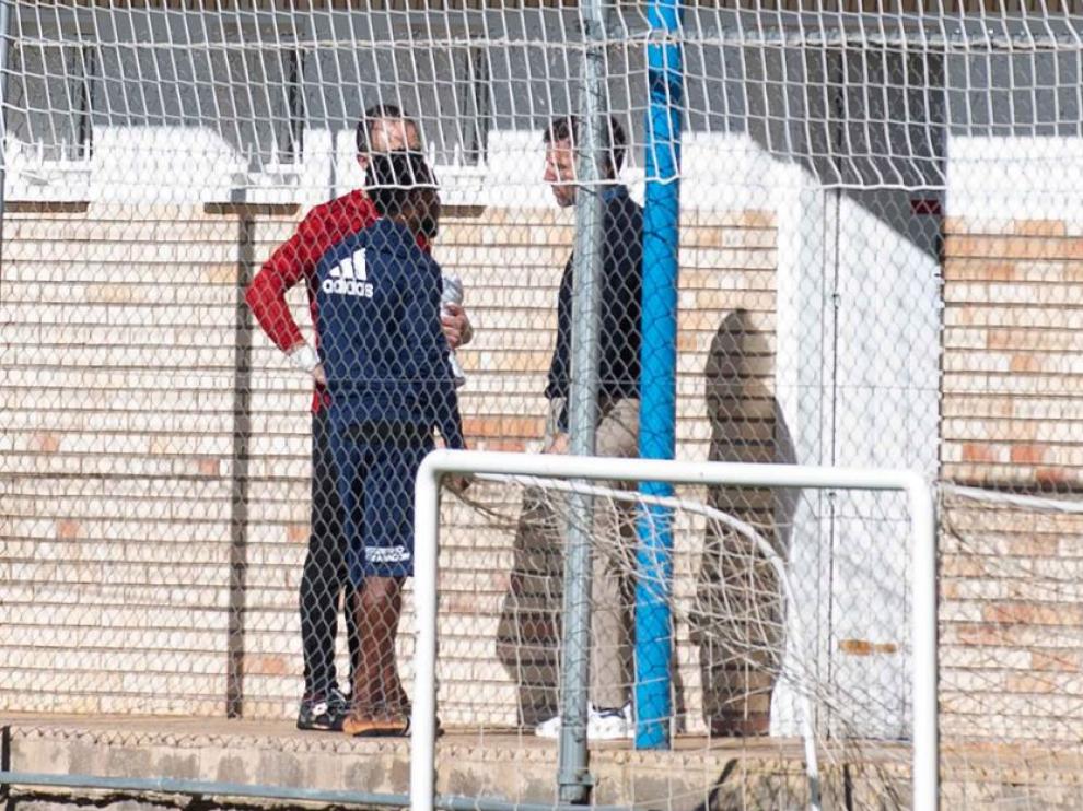 El director deportivo, Lalo Arantegui, se acercó a la zona de vestuarios este viernes para dialogar con Igbekeme y con el fisioterapeuta Míchel Román, justo antes del inicio del entrenamiento del Real Zaragoza.