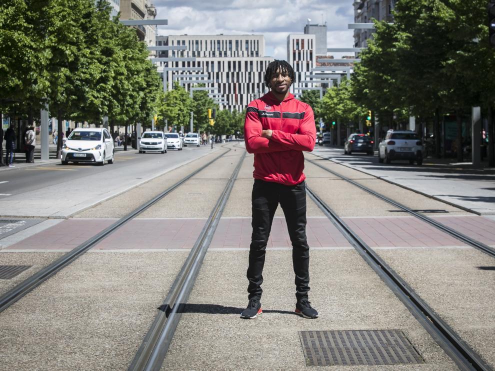 La imponente figura de Stan Okoye, este viernes en el paseo de la Independencia.