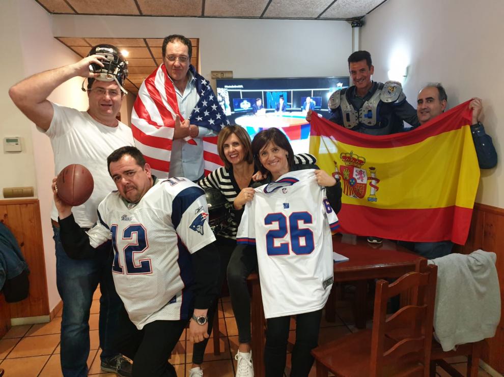 Los amigos, preparados para la ocasión, disfrutan de la noche del draft de la NFL.
