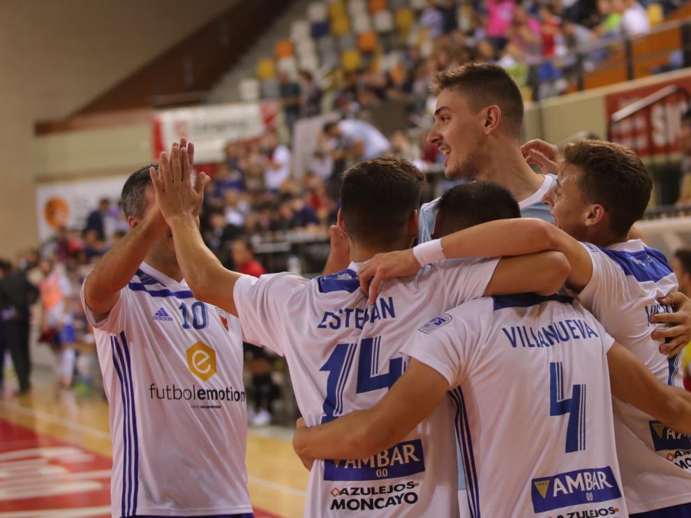 Los jugadores del Fútbol Emotion Zaragoza en la celebración de un gol.