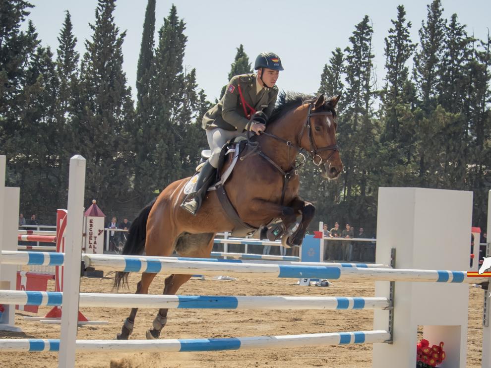 Luis Sánchez salta con su caballo en una competición.