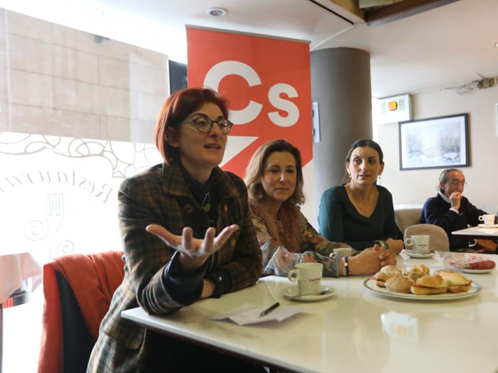 Maita Pagazaurtundua, en el desayuno ciudadano en Huesca junto a las candidatas al Congreso Lourdes Guillén y Sara Giménez.