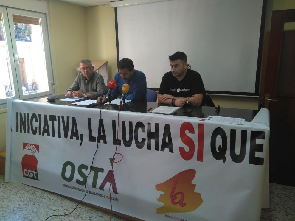 David Ubico, de la Intersindical de Aragón, con David Lázaro, de OSTA y César Yagües, de CGT, en la presentación de la manifestación del Primero de Mayo