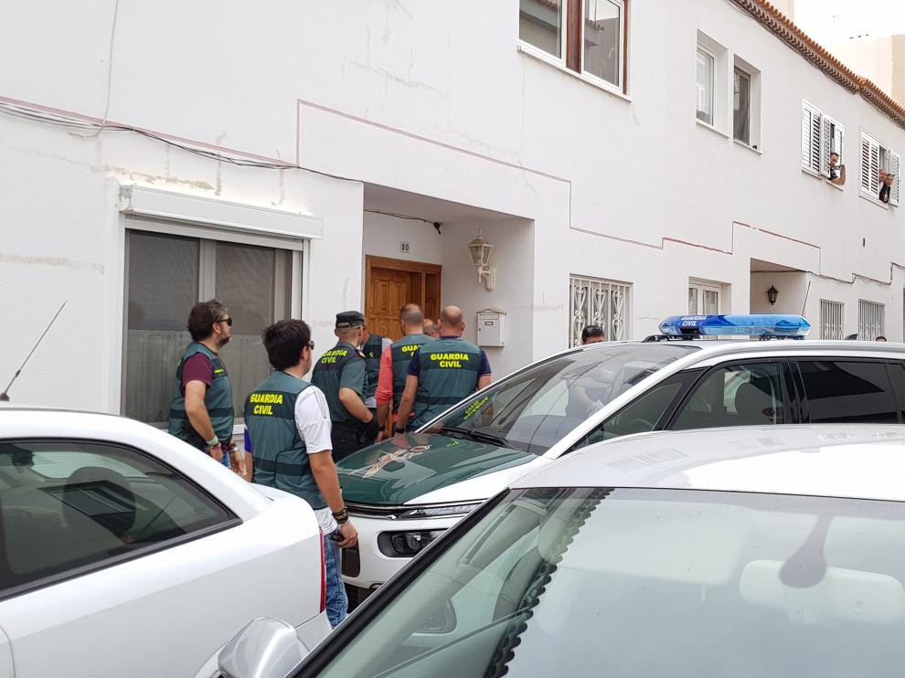 Registro en la vivienda del acusado de matar a su exmujer y a su hijo de 10 años en Adeje (Tenerife).