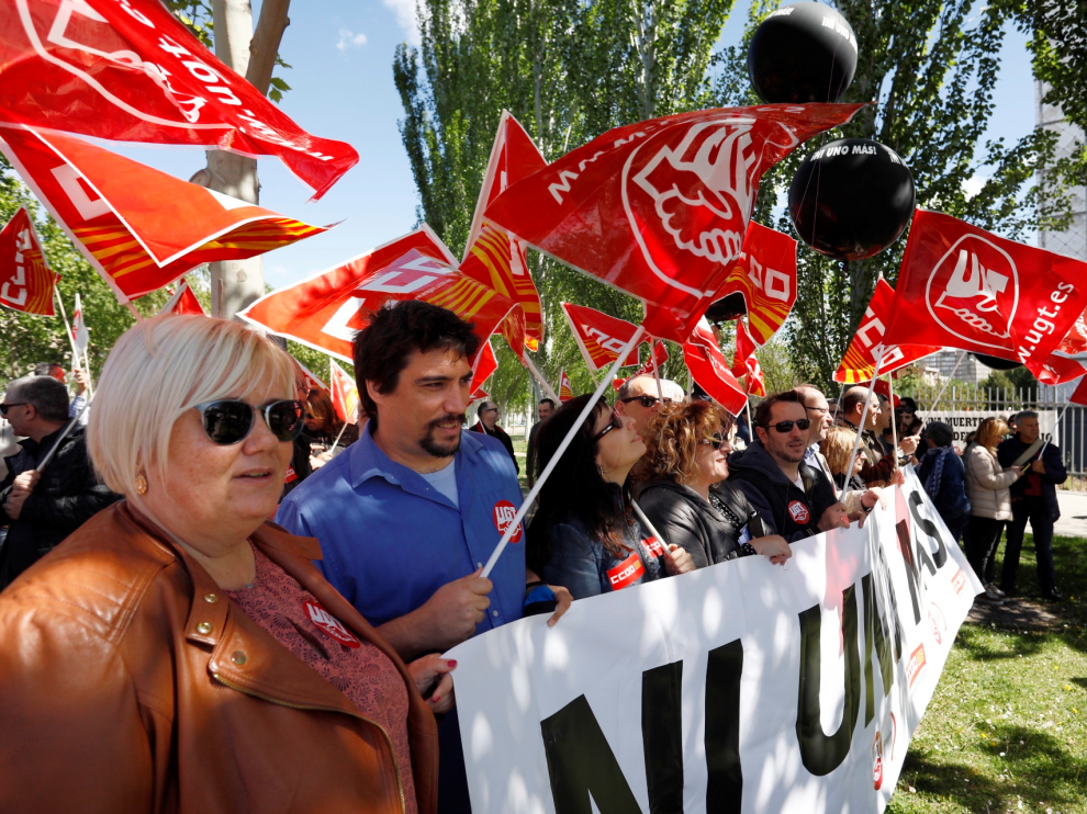 Cientos de delegados se han concentrado frente a la sede de la patronal aragonesa para exigir más inversión en prevención y frenar el incremento en la siniestralidad laboral